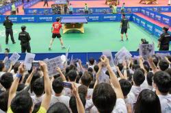 LOL决赛-乒乓球比赛瞬间扣人心弦，观众热情高涨的简单介绍