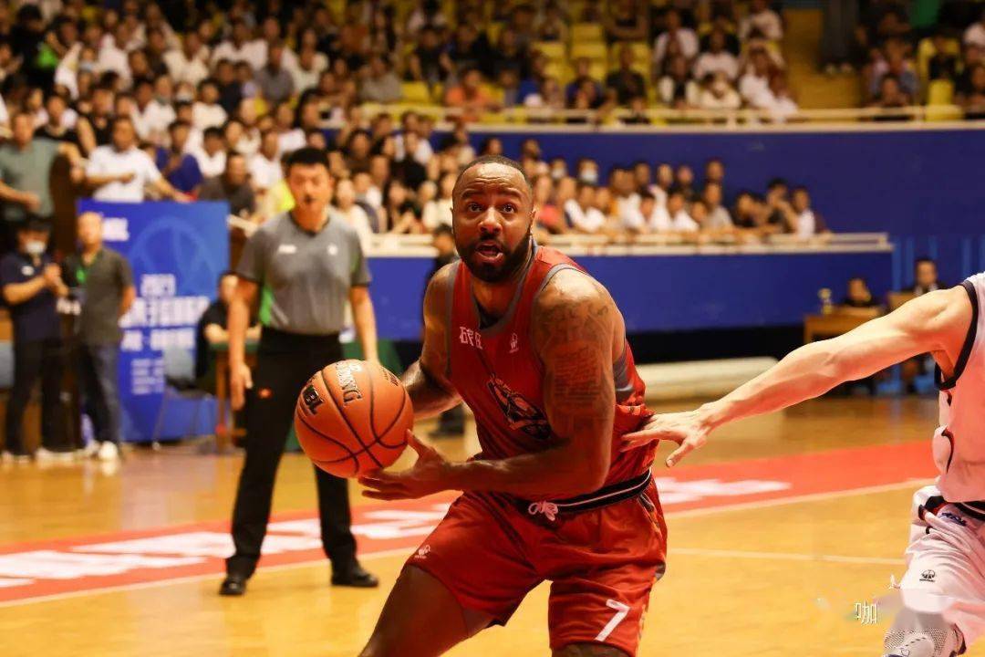 狼队主场大捷，全力争取前四的简单介绍