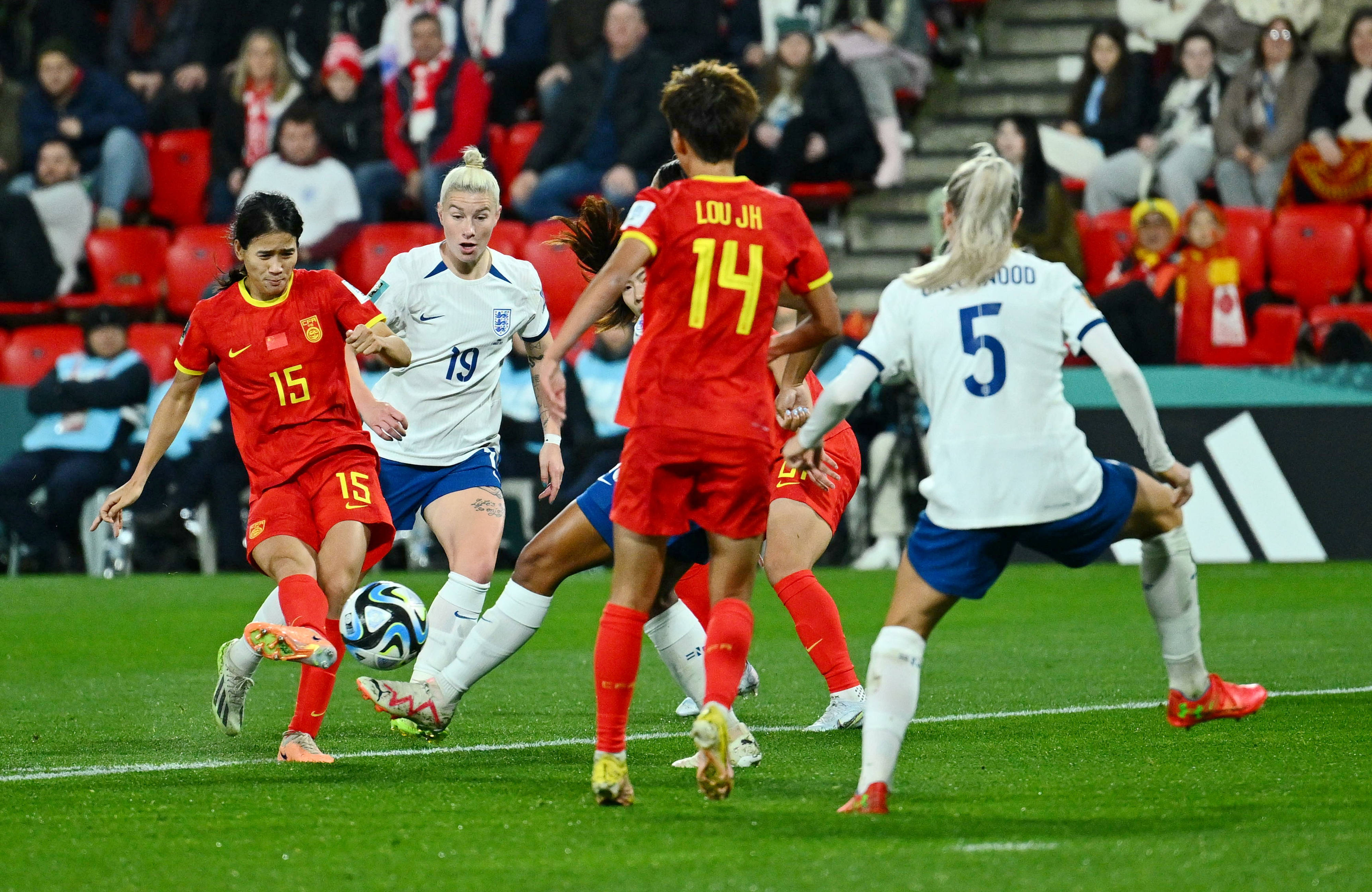 女足比赛中球员取得抢眼表现，引人瞩目的简单介绍