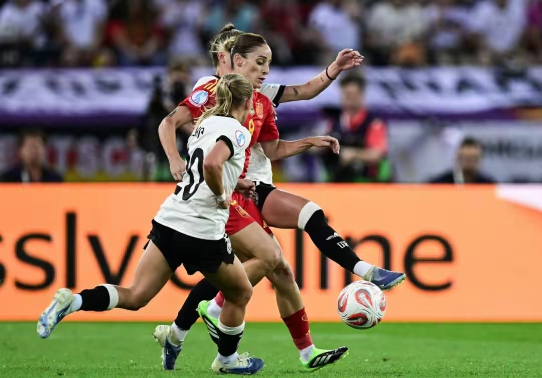 法国女足队进攻势不可挡，豪取比赛胜利！