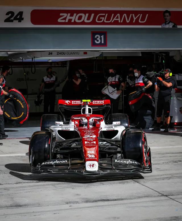 法拉利鏖战雷诺车队,周冠宇惊艳四座 法拉利鏖战雷诺车队,周冠宇惊艳四座